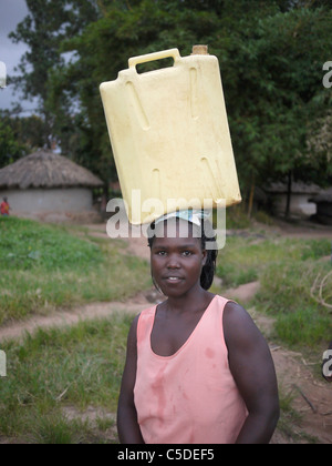 UGANDA raccolta di acqua dalla mano-pompato bene, Gulu. Foto di Sean Sprague Foto Stock