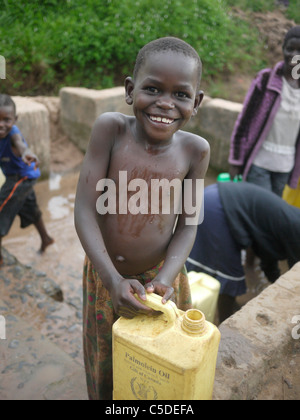 UGANDA raccolta di acqua dalla mano-pompato bene, Gulu. Foto di Sean Sprague Foto Stock