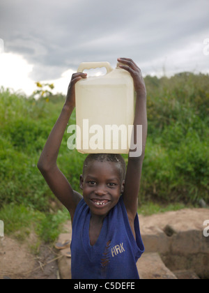 UGANDA raccolta di acqua dalla mano-pompato bene, Gulu. Foto di Sean Sprague Foto Stock