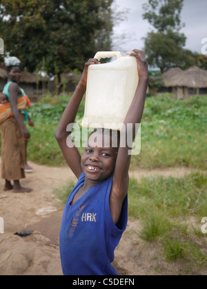 UGANDA raccolta di acqua dalla mano-pompato bene, Gulu. Foto di Sean Sprague Foto Stock