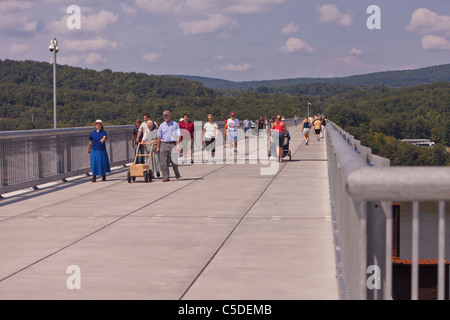 POUGHKEEPSIE, NEW YORK, Stati Uniti d'America - Persone a passerella su Hudson parco statale, un convertito ponte ferroviario. Foto Stock