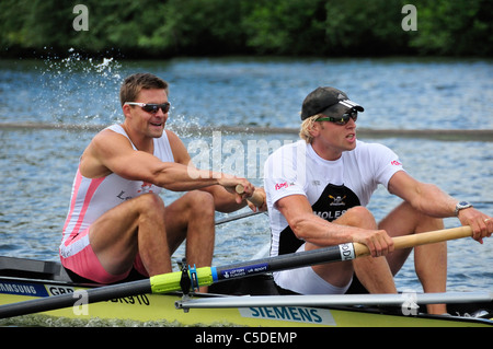 Andrew Triggs-Hodge, front, e Peter Reed girano per vincere le finali di classe Goblets alla Henley Royal Regatta 2011 Foto Stock