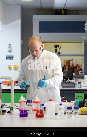 Mercoledì 6 luglio 2011 tecnico di laboratorio test chimici presso la Leeds Metropolitan University Bio laboratori di chimica. Foto Stock