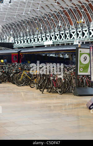 Il parcheggio per le bici in stazione di Paddington a Londra Foto Stock