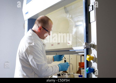 Tecnico di laboratorio i campioni di controllo presso la Leeds Metropolitan University.Bio laboratori di chimica. Foto Stock