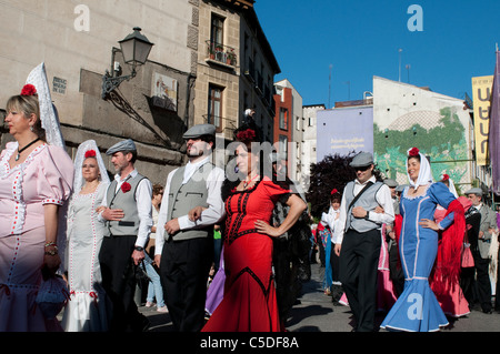 Persone vestite con abiti tradizionali durante la processione religiosa per la festa di San Isidro, Madrid, Spagna Foto Stock