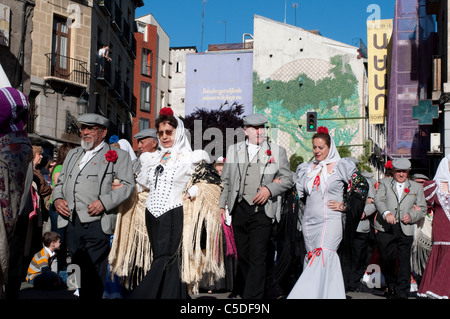 Persone vestite con abiti tradizionali durante la processione religiosa per la festa di San Isidro, Madrid, Spagna Foto Stock