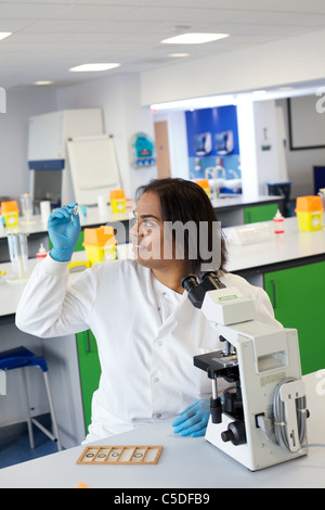 Mercoledì 6 luglio 2011 Lab tecnico al lavoro in Leeds Metropolitan University.Bio laboratori di chimica. Foto Stock