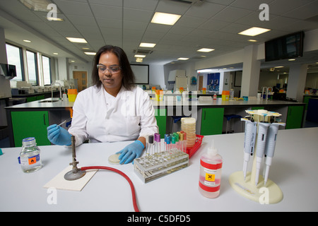 Mercoledì 6 luglio 2011 tecnico di laboratorio test chimici presso la Leeds Metropolitan University.Bio laboratori di chimica. Foto Stock