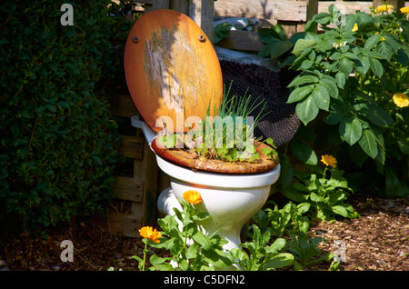 Vecchio Gabinetto di essere messo in uso su un riparto Foto Stock