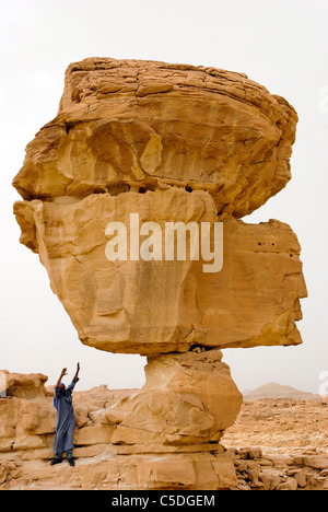 Muzeina beduino sotto una roccia - Wadi Arada deserto - Penisola del Sinai, Egitto Foto Stock