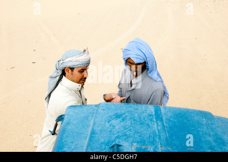 Muzeina beduini controllare l'acqua nella jeep sistema di raffreddamento - Wadi Arada deserto - Penisola del Sinai, Egitto Foto Stock