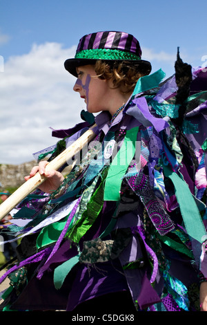 Exmoor mista confine Morris ballerini, nero-fronte, indossando il tempo che scorre strappata vecchi stracci, indumenti realizzati dalla vasta viti del blu e il materiale bianco, vestiti Foto Stock