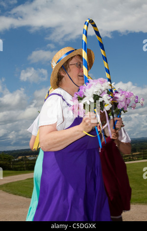 Shrewsbury lasses; ballerini Morris femminili, costumi e persone, abbigliamento, danza femminile, celebrazione, evento, all'aperto, ballerini di strada, musica, ballerino, spettacolo, musica popolare, storia, maschi, ballerini morris, multicolore, Festival di musica, musicisti, abbigliamento tradizionale, danza, gruppo di esposizione tradizionale che si esibisce al Tutbury Castle Weekend of Dance Derbyshire, Regno Unito Foto Stock