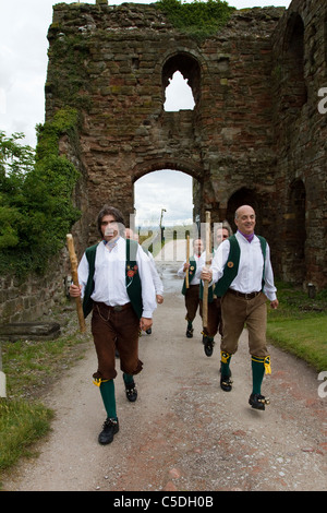 Morris ballerini, dettagli e persone eseguendo al castello di Tutbury Weekend di danza Derbyshire, Regno Unito Foto Stock