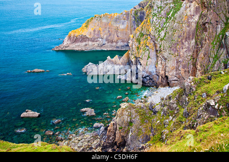 Coste rocciose e scogliere a punto larghi di un promontorio vicino Croyde, North Devon, Inghilterra, Regno Unito Foto Stock