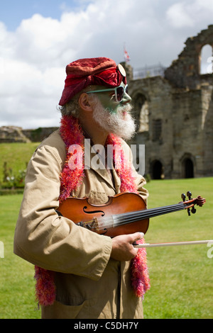 Morris ballerini, dettagli e persone eseguendo al castello di Tutbury Weekend di danza Derbyshire, Regno Unito Foto Stock