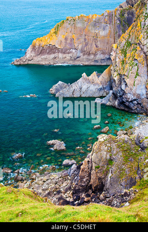 Coste rocciose e scogliere a punto larghi di un promontorio vicino Croyde, North Devon, Inghilterra, Regno Unito Foto Stock