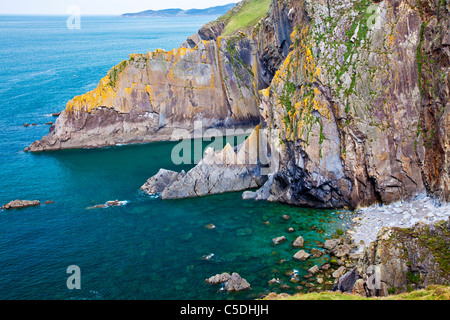 Coste rocciose e scogliere a punto larghi di un promontorio vicino Croyde, North Devon, Inghilterra, Regno Unito. Punto di morte nella distanza, Foto Stock