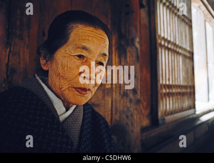 Anziani donna giapponese in abbigliamento tradizionale al Tempio Todaiji di Nara Foto Stock