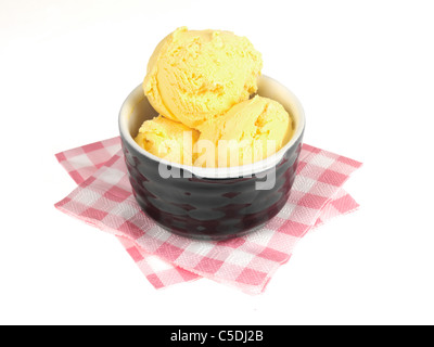 Ciotola di rinfrescante gelato alla vaniglia scoop isolata contro uno sfondo bianco con un tracciato di ritaglio e nessun popolo Foto Stock