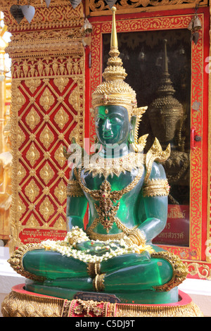 Green statua del Buddha al Wat Phrathat Doi Suthep, Chiang Mai, Thailandia del Nord Foto Stock