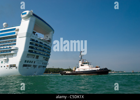 La nave di crociera a Venezia Foto Stock