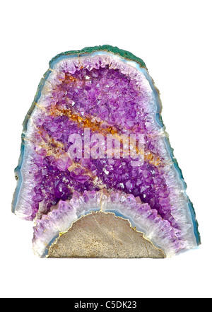 Roccia viola cristallo di quarzo isolato su bianco Foto Stock