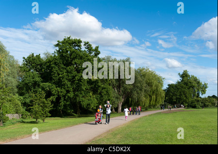Famiglia camminando su Hampstead Heath, London, Regno Unito Foto Stock
