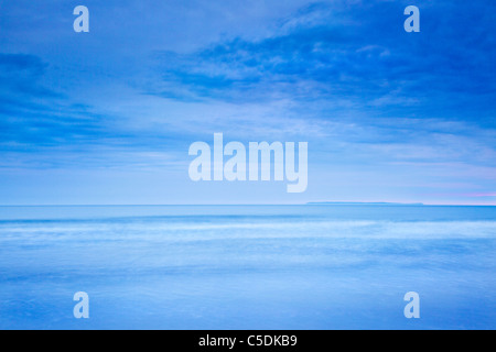 Vista crepuscolo di Lundy Island prese al tramonto da Croyde Bay, North Devon, Inghilterra, Regno Unito Foto Stock