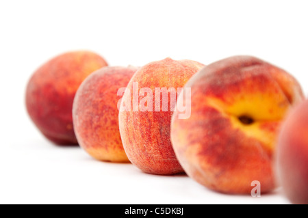 Qualche dolce pesche contro uno sfondo bianco. Foto Stock