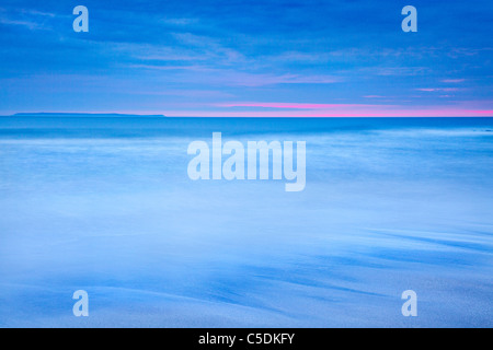 Vista crepuscolo di Lundy Island prese al tramonto da Croyde Bay, North Devon, Inghilterra, Regno Unito Foto Stock