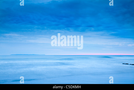 Vista crepuscolo di Lundy Island prese al tramonto da Croyde Bay, North Devon, Inghilterra, Regno Unito Foto Stock