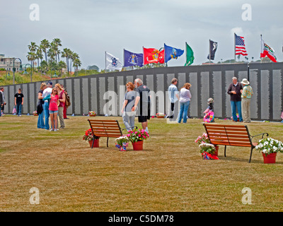 Veterani locali visitare il muro che guarisce, un viaggio a mezza scala replica di il Memoriale dei Veterani del Vietnam. Foto Stock