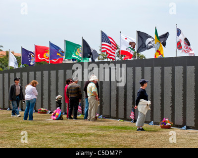 Veterani locali visitare il muro che guarisce, un viaggio a mezza scala replica di il Memoriale dei Veterani del Vietnam. Foto Stock