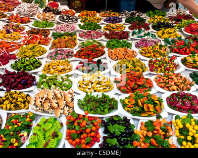 Decorative colorate magneti da frigorifero progettato per assomigliare frutto sono in vendita presso la fiera di strada di New York City. Foto Stock