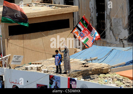 Il pepole di Benhgazi si riuniscono per pares venerdì ci giorno santo come una dimostrazione di forza contro Gaddafiin Benghzi Libia. Foto Stock