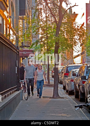 Una coppia giovane prendere una passeggiata serale sulla East 13th Street sulla Lower East Side di Manhattan, New York City. Foto Stock