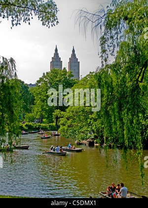 Domenica i barcaioli fila sul lago al Central Park di New York City. In background è a doppia torre San Remo co-op, Central Park West Foto Stock