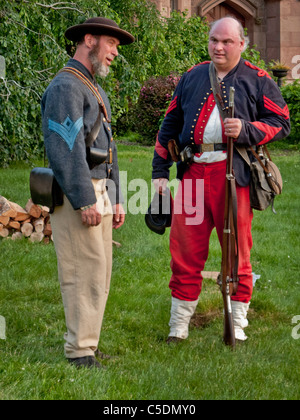 La guerra civile reenactors indossano uniformi di periodo di soddisfare al cimitero Green-Wood a Brooklyn, New York, per commemorare il Memorial Day. Foto Stock