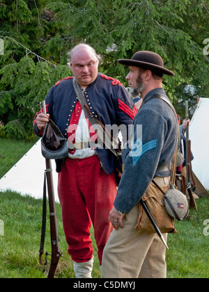 La guerra civile reenactors indossano uniformi di periodo di soddisfare al cimitero Green-Wood a Brooklyn, New York, per commemorare il Memorial Day. Foto Stock