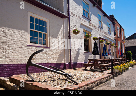 FAVERSHAM, KENT, Regno Unito - 26 GIUGNO 2011: The Swan & harlequin Pub by the Quay Foto Stock