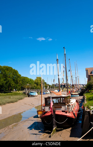 FAVERSHAM, KENT, Regno Unito - 26 GIUGNO 2011: Vista lungo il Creek e Quay Foto Stock