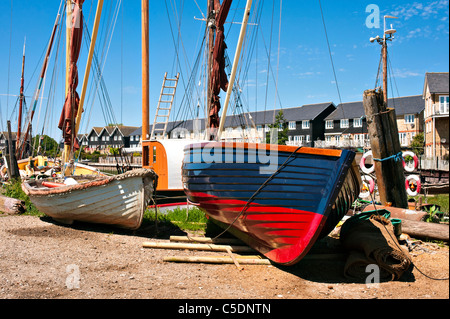 FAVERSHAM, KENT, UK - 26 GIUGNO 2011: Barche in legno sul Quayside Foto Stock