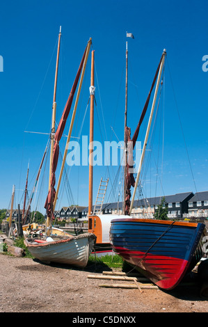 FAVERSHAM, KENT, UK - 26 GIUGNO 2011: Barche in legno sul Quayside Foto Stock