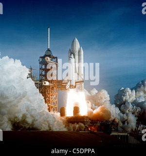 Space Shuttle Columbia di blasti off sul primo space shuttle missione STS-1 Foto Stock