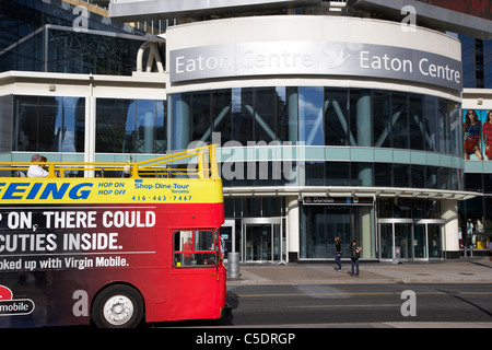 Shop cenare tour City sightseeing bus fuori centro Eaton in yonge dundas square toronto ontario canada Foto Stock