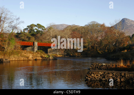 In disuso ponte ferroviario oltre la pesca alla trota di fiume che scorre attraverso il Ballynahinch Castle Hotel in Connemara County Galway Irlanda Foto Stock