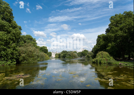 Il lago di St James's Park, London, Regno Unito Foto Stock