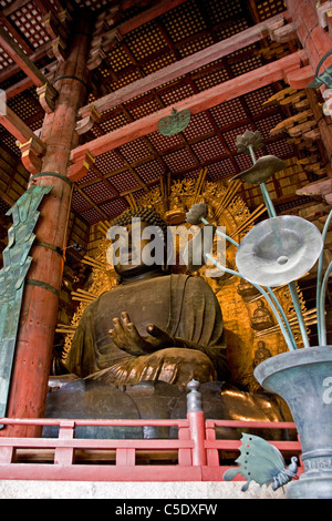 Il grande Buddha Vairocana (Daibutsu) nella sala principale di Daibutsu, il più grande del mondo di edificio di legno, a Nara, Giappone. Foto Stock